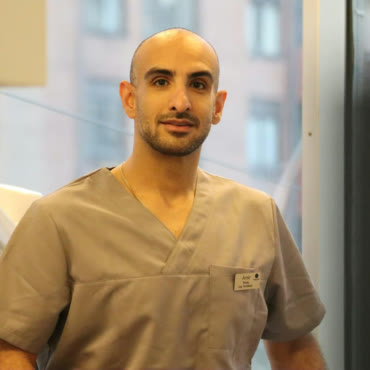 Dr Amir Sikaroudi, tandläkare och specialist i oral kirurgi på Klöver Tandvård